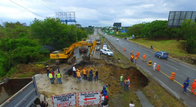 Hundimiento En Autopista Duarte Pudo Haber Sido Por Fuga De Agua Desde