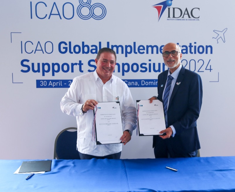 Héctor Porcella, director general del IDAC y Yahya Al Hammadi, director ejecutivo de GANS firman el Memorándum de Entendimiento..