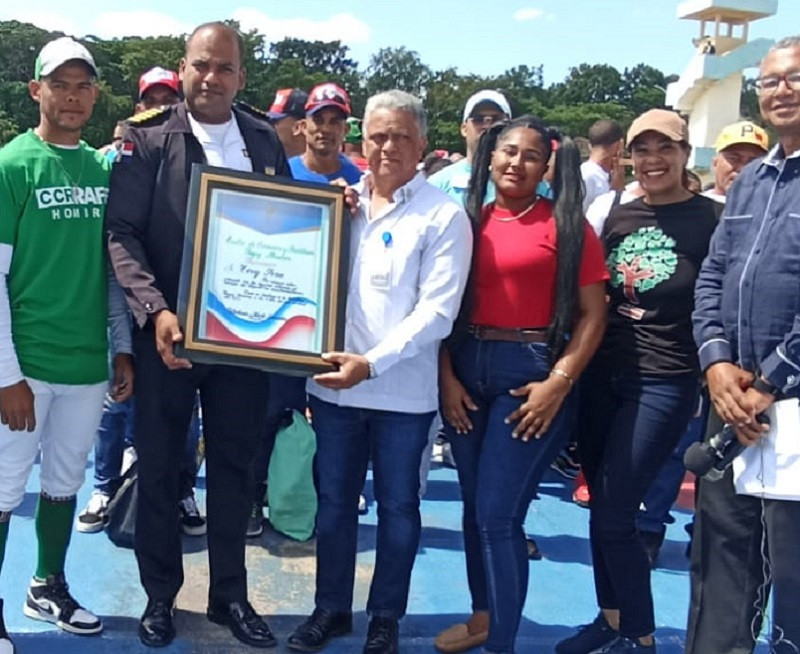 Reconocimiento a Tony Peña