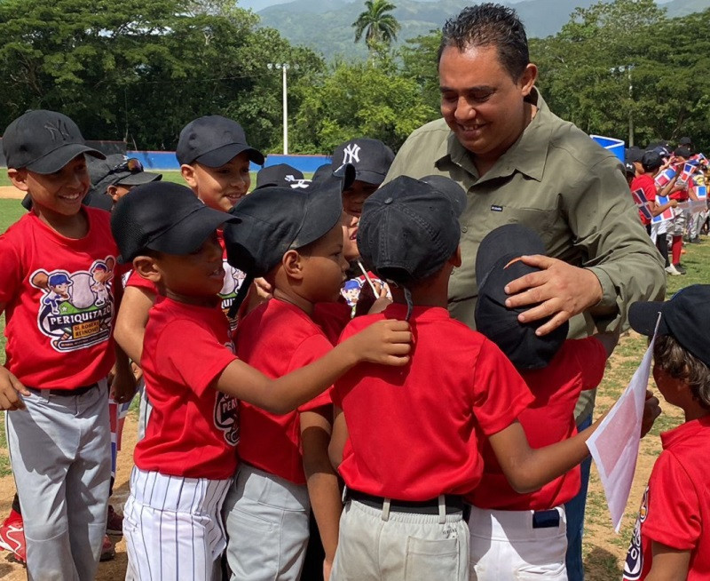 Orlando Martinez es recibido por decenas de niu00f1os