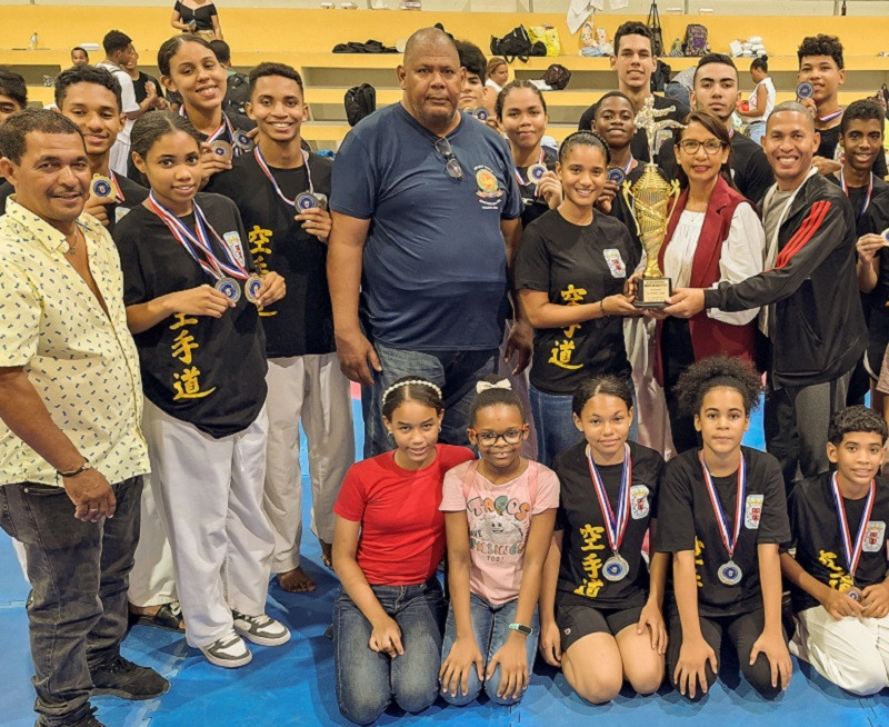 Eupipo de Santiago campeón de karate premiados por Severiano Rosa y Ana Elsa Santos