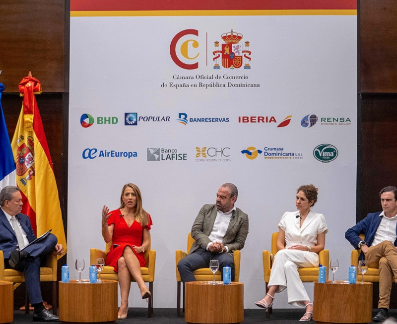 Simón Suárez moderador, junto a los expositores e inversionistas españoles  Encarna Piñero, Gabriel Escarrer, Sabina Fluxá y Abel Matutes Prats