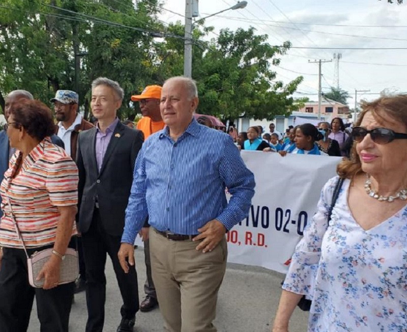 El embajador de la República Popular China, Chen Luning, junto a José Serulle y Jacqueline Boin en la feria.