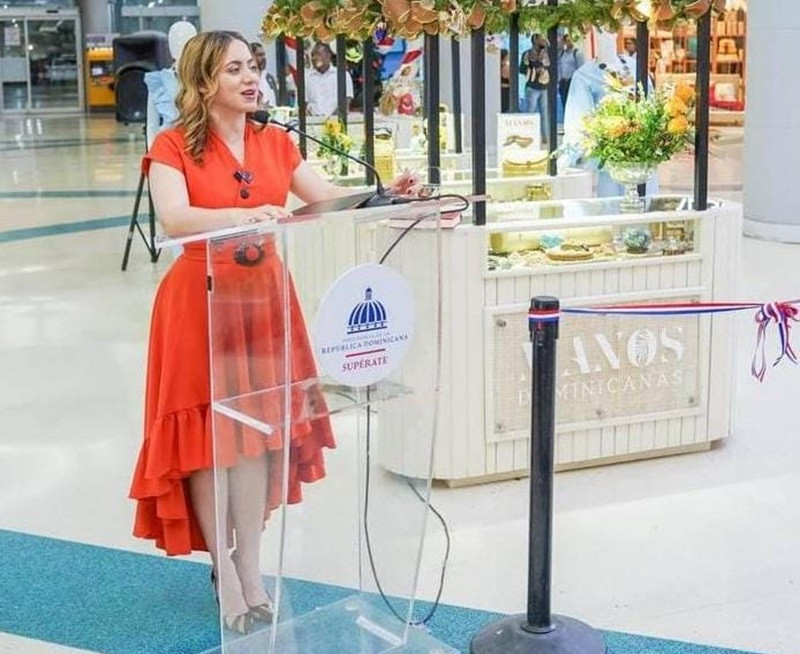 Gloria Reyes, directora general de Supérate durante su discurso en la inauguración del nuevo punto de ventas de Manos Dominicanas en Sambil.