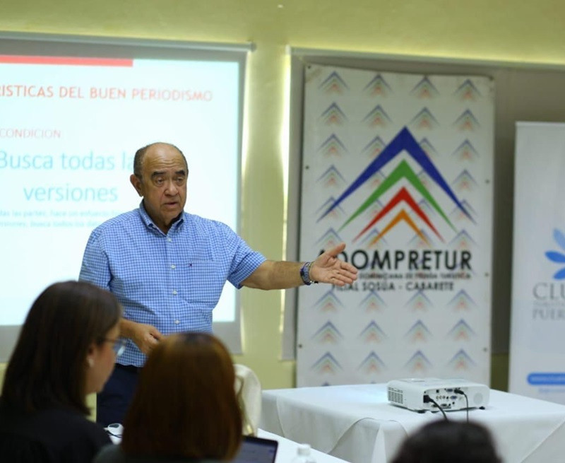 Periodista Manuel Quiterio Cedeño durante su ponencia