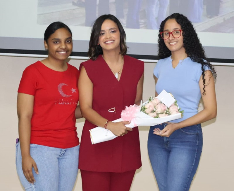 Yubelkis Ramírez y estudiantes de mayor índice Escuela de Turismo UCSD.