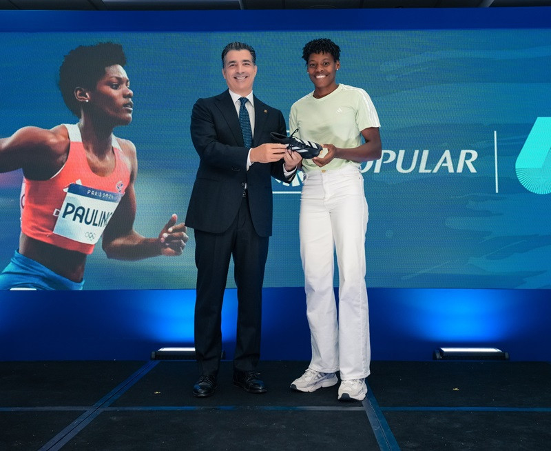 Christopher Paniagua, presidente ejecutivo del Banco Popular y Marileidy Paulino, medallista olímpica.