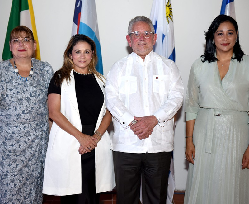 Rosanna Fustagno, Meyci Díaz, Roberto Henríquez y Jakaira Cid