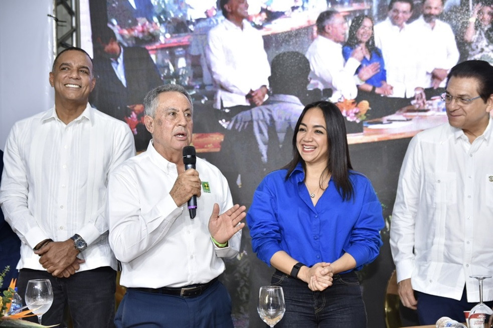 Eriberto Grullu00f3n, Faride Raful, Carlos Gu00f3mez y el Dr. Rivera en la Asamblea 61 de Coopcibao