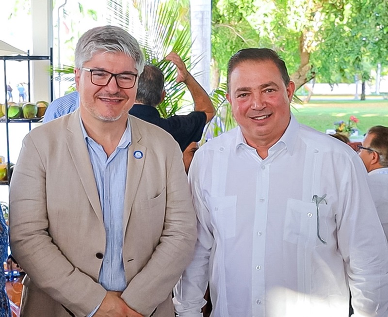 El secretario general de la Organización de la Aviación Civil Internacional (OACI), Juan Carlos Salazar y el director general del IDAC, Héctor Porcella